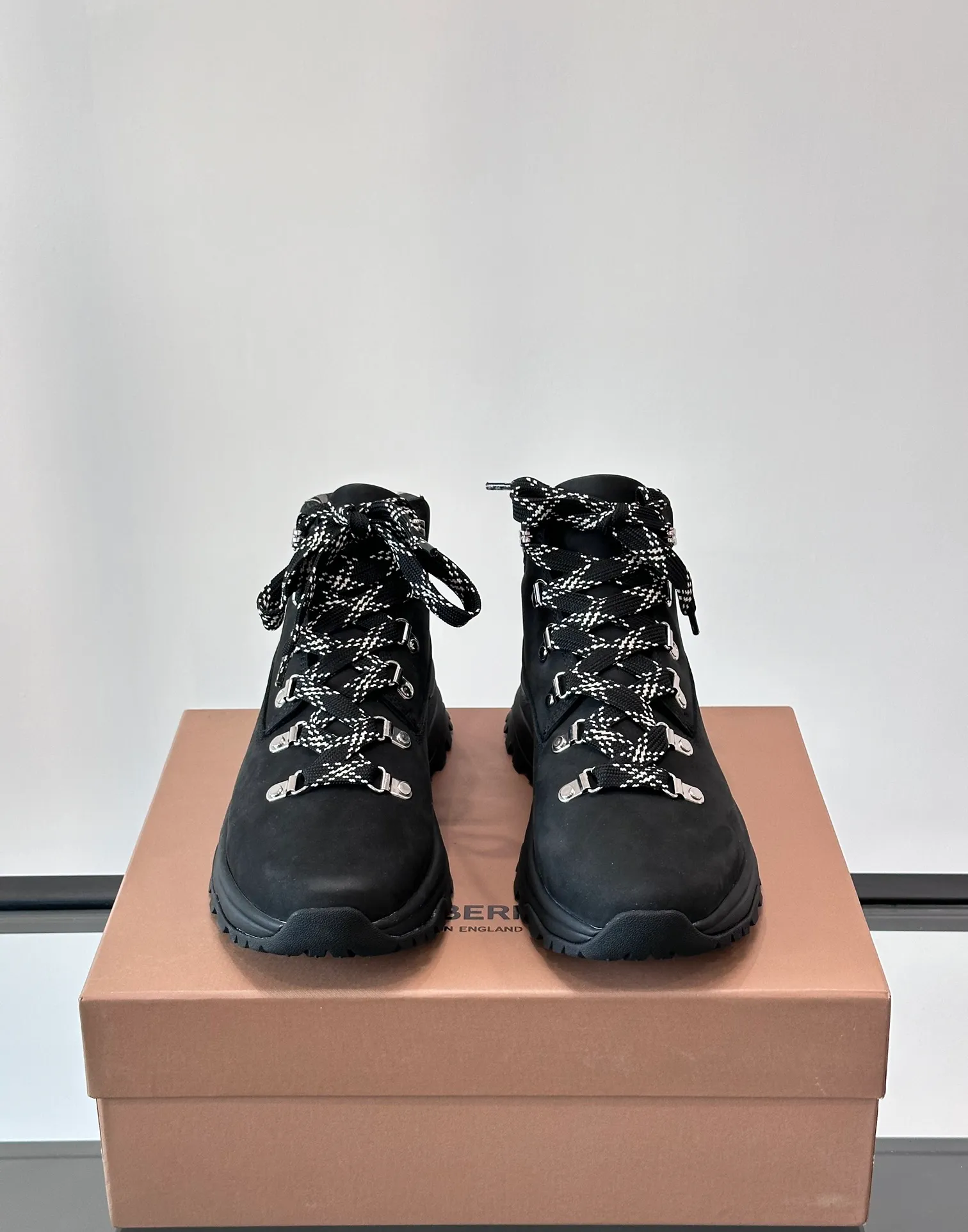 Men's shoes 💰800 ◾️▫️Burberry 2024🆕Ss men's classic high-top thick-soled sneakers, made of first-grain cowhide and decorated with the new brand logo. First-layer cowhide foot pads, the heel is decorated with Burberry lettering embossed logo, and the original TPU outsole! Size: 39-44 (customized at 38.45)